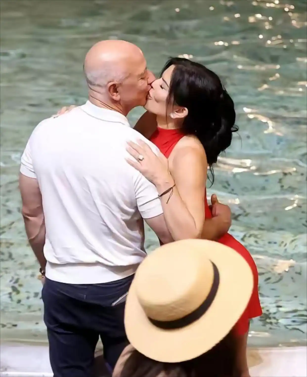 Jeff Bezos and Lauren Sánchez kissing 