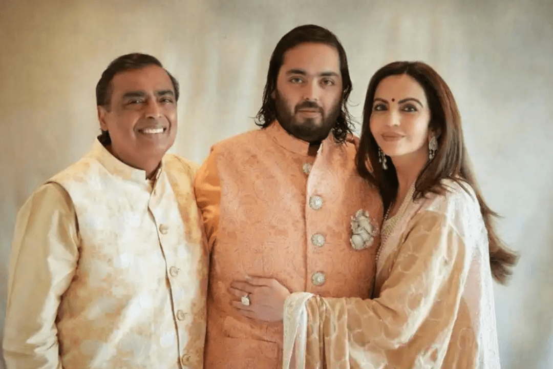 Mukesh Ambani with his son and wife asia richest man