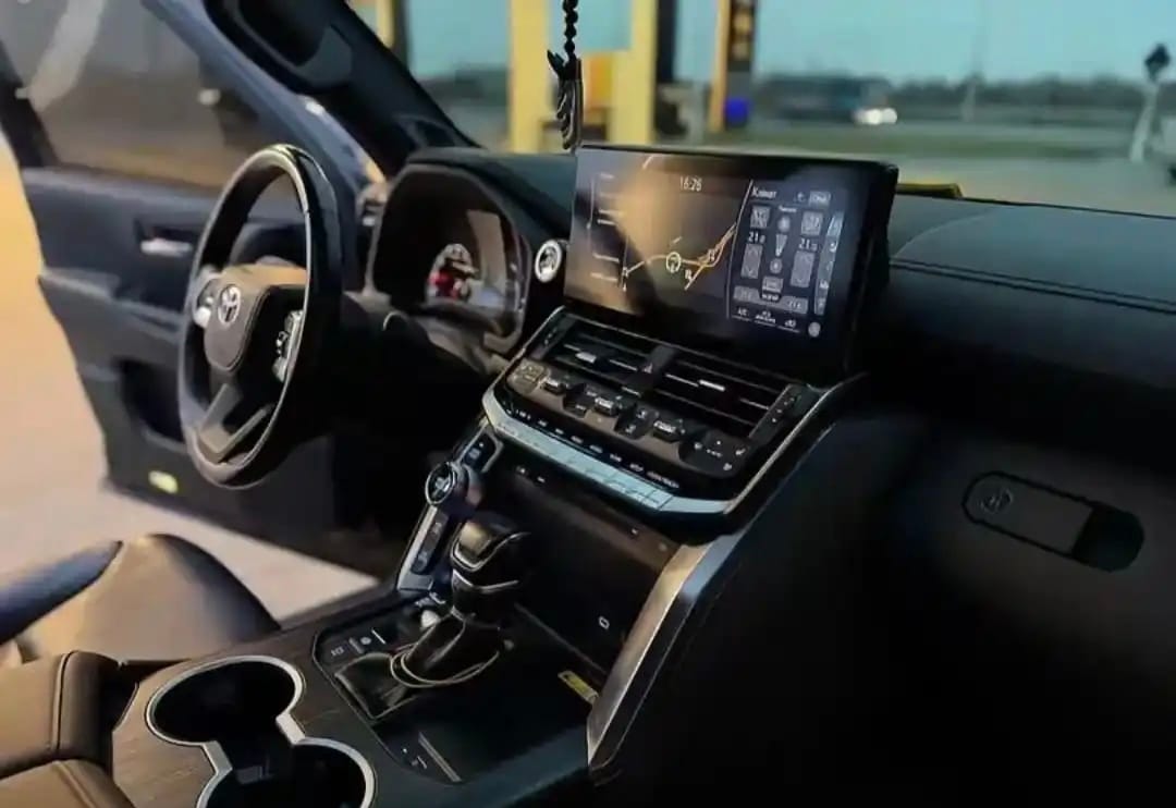 Toyota Land Cruiser LC300 interior 