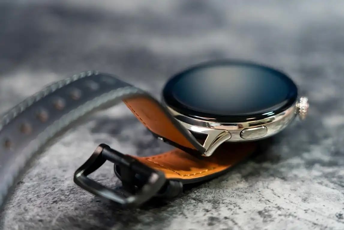 Side angle of Vivo Watch 5 with leather strap