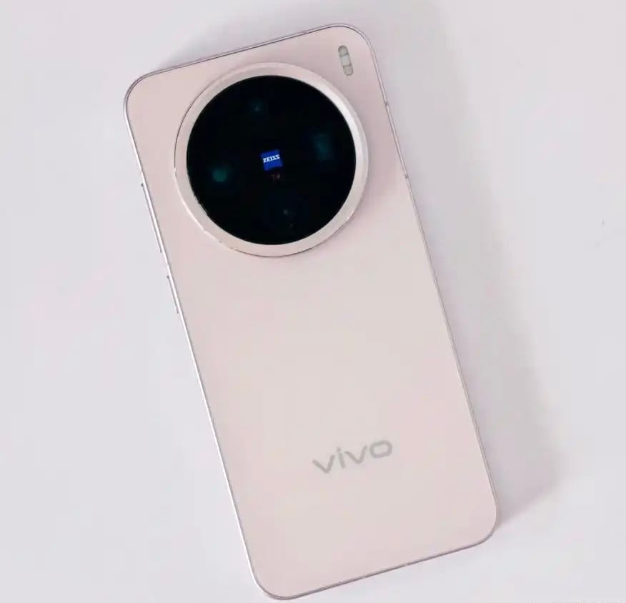 Vivo X300 Ultra rear camera design