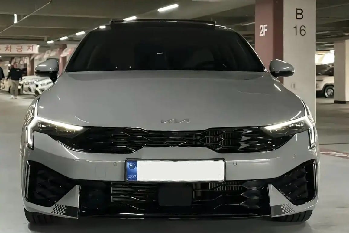 Aggressive front grille of Kia K5 sedan