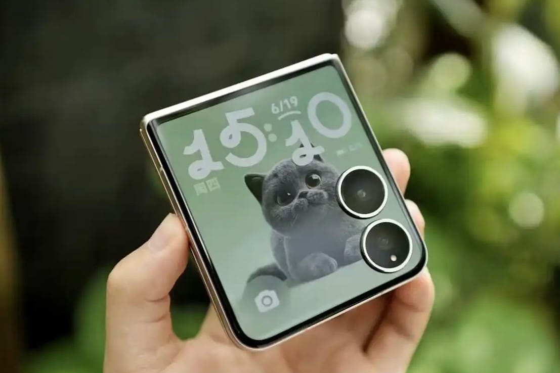 Xiaomi Mix Flip 2 folded with cover display