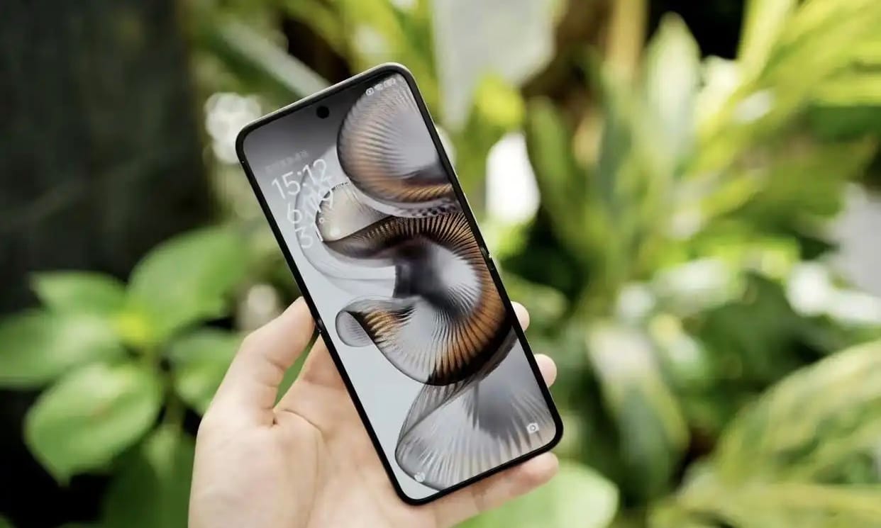 Xiaomi Mix Flip 2 main AMOLED display