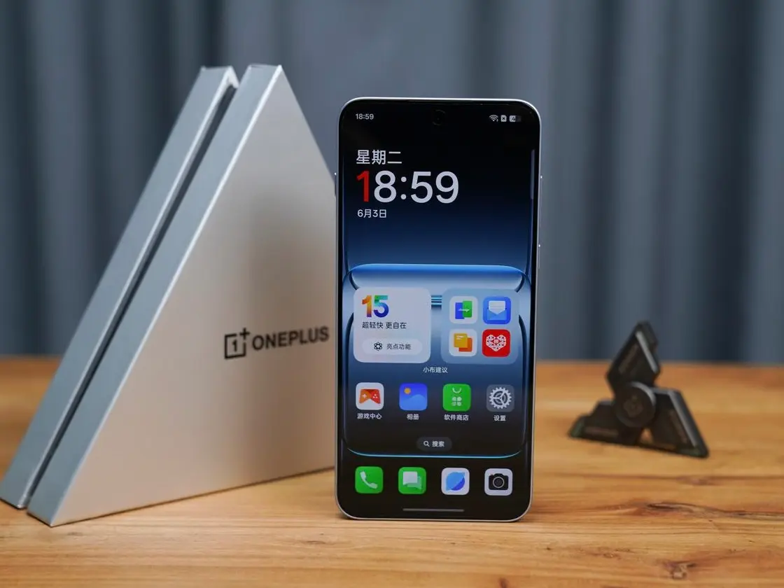 OnePlus Ace 5 front display with triangle box