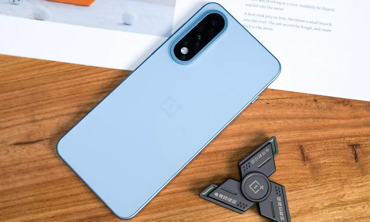 OnePlus Ace 5 rear design with fidget spinner