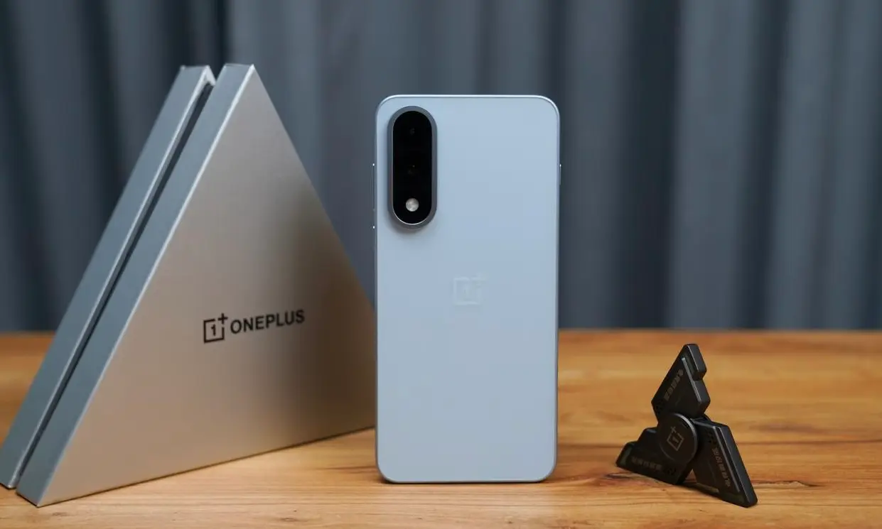 OnePlus Ace 5 rear view with box and spinner