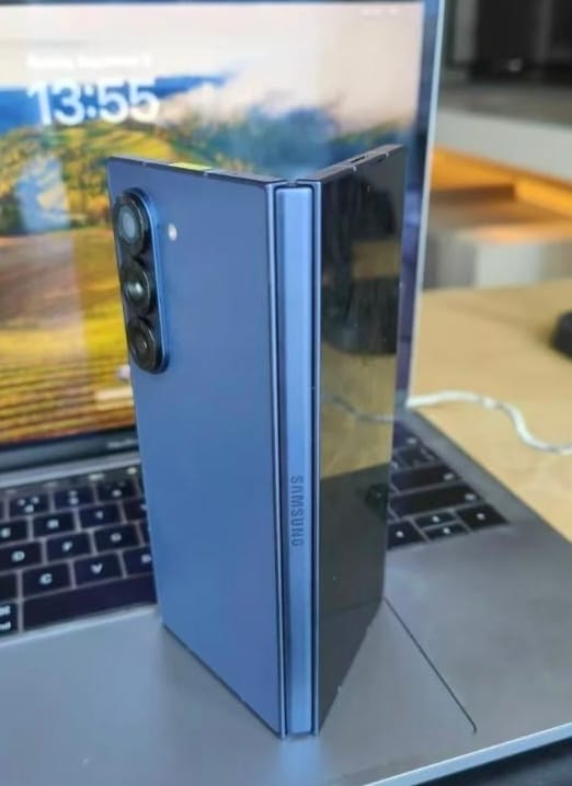 Samsung Galaxy Z Fold 7 blue 