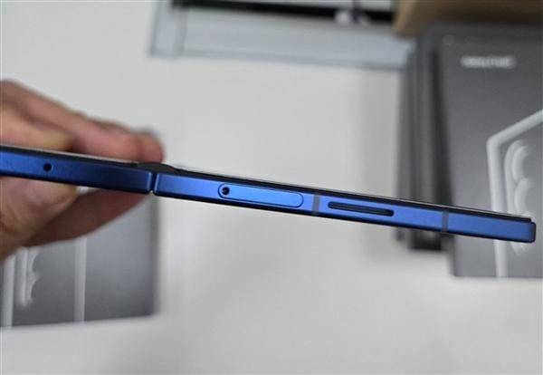 Galaxy Z Fold 7 ultra-slim folded side profile