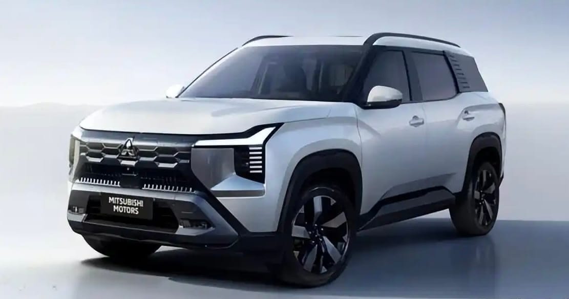 Front three-quarter view of the white Mitsubishi Destinator SUV