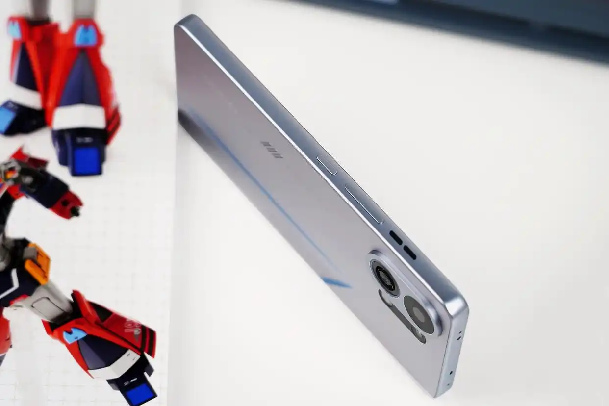 Slim side profile of Oppo K13 Turbo Pro smartphone