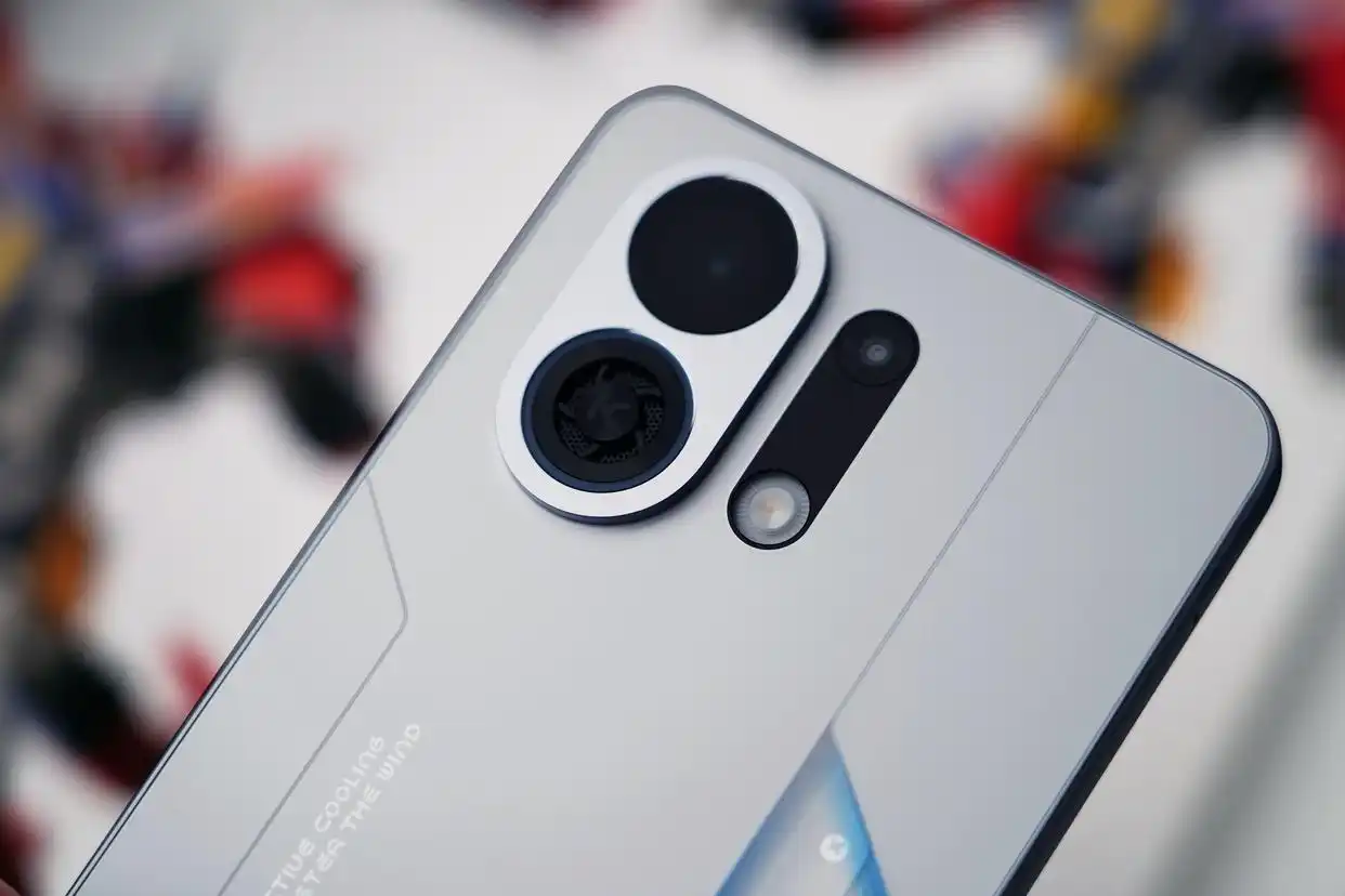 Close-up of Oppo K13 Turbo Pro dual lens and flash