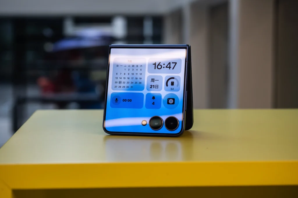 Customized outer screen of Samsung Galaxy Z Flip7