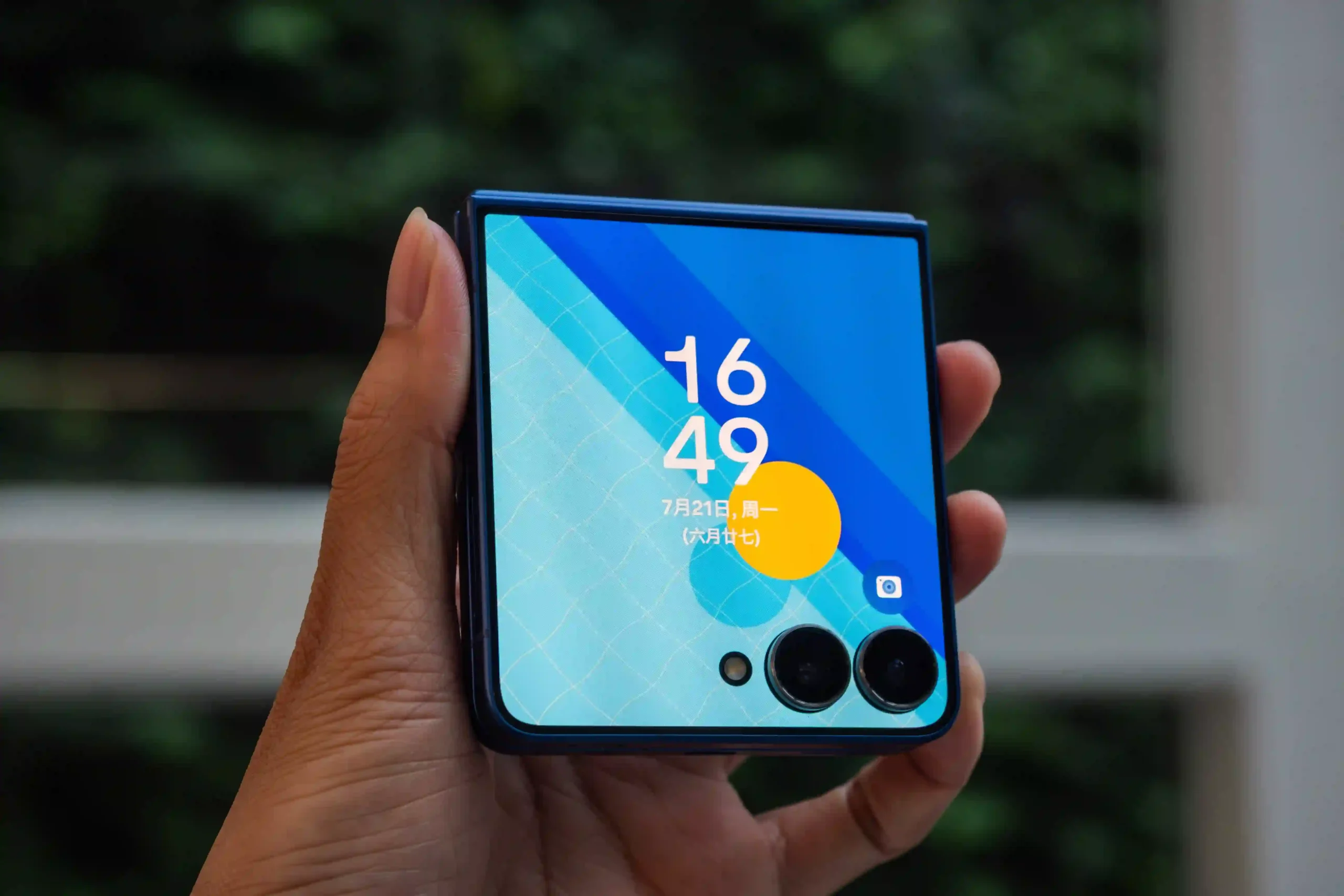 Galaxy Z Flip7 showing cover display UI