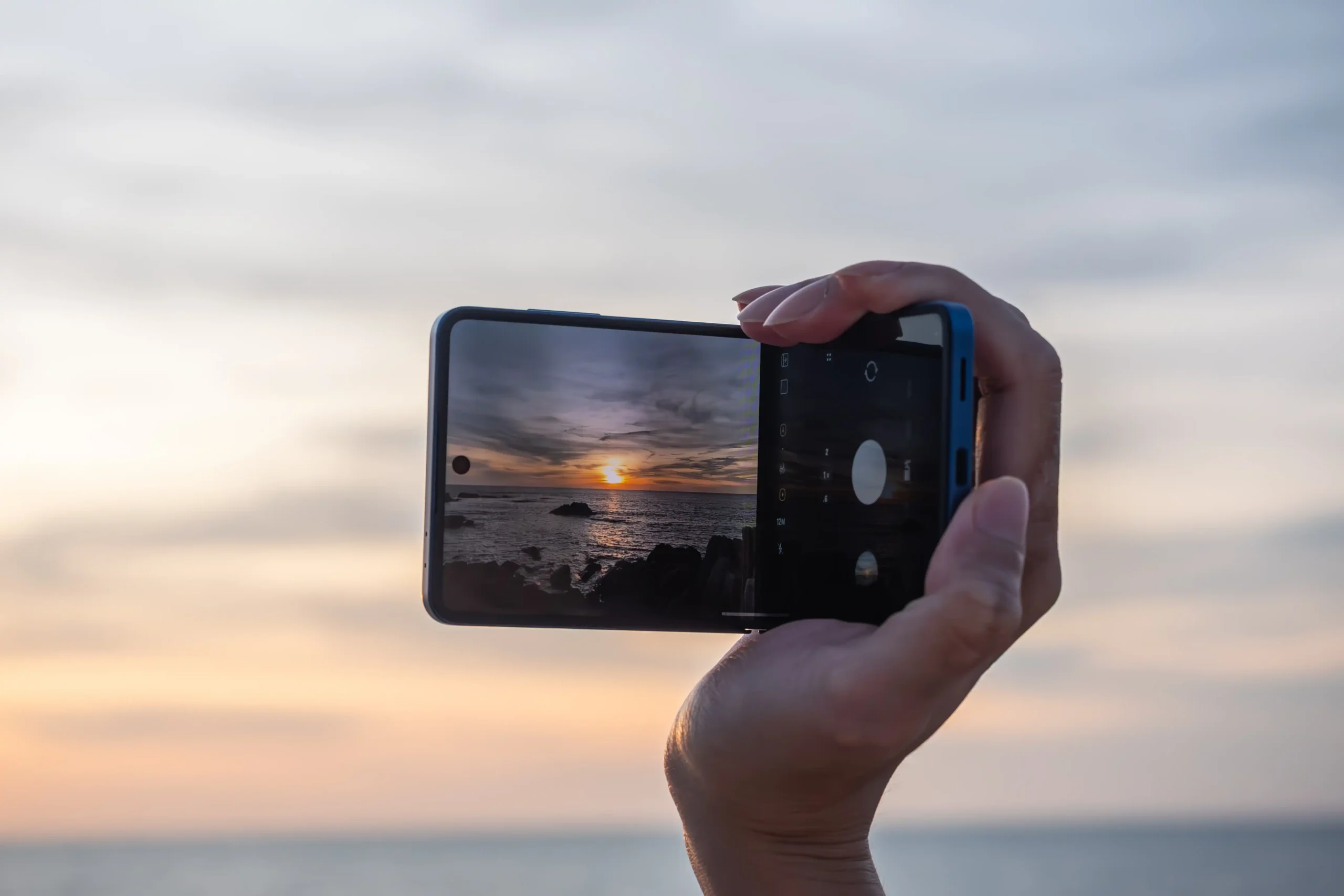 Using Galaxy Z Flip7 to take photo