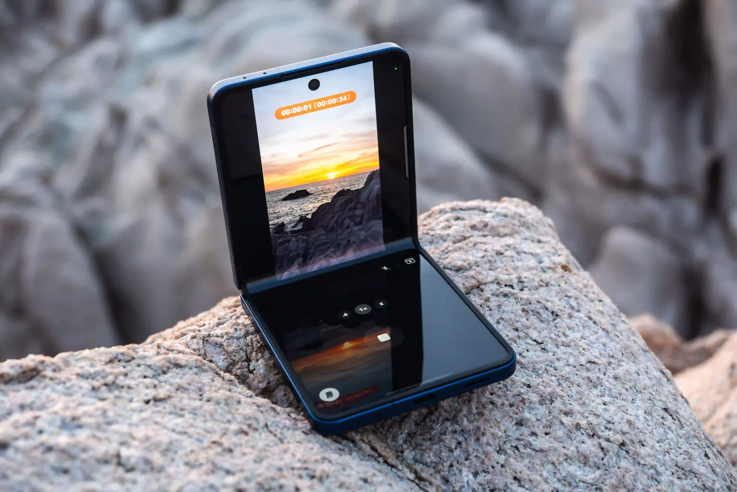 Samsung galaxy Z Flip7 clicking image 