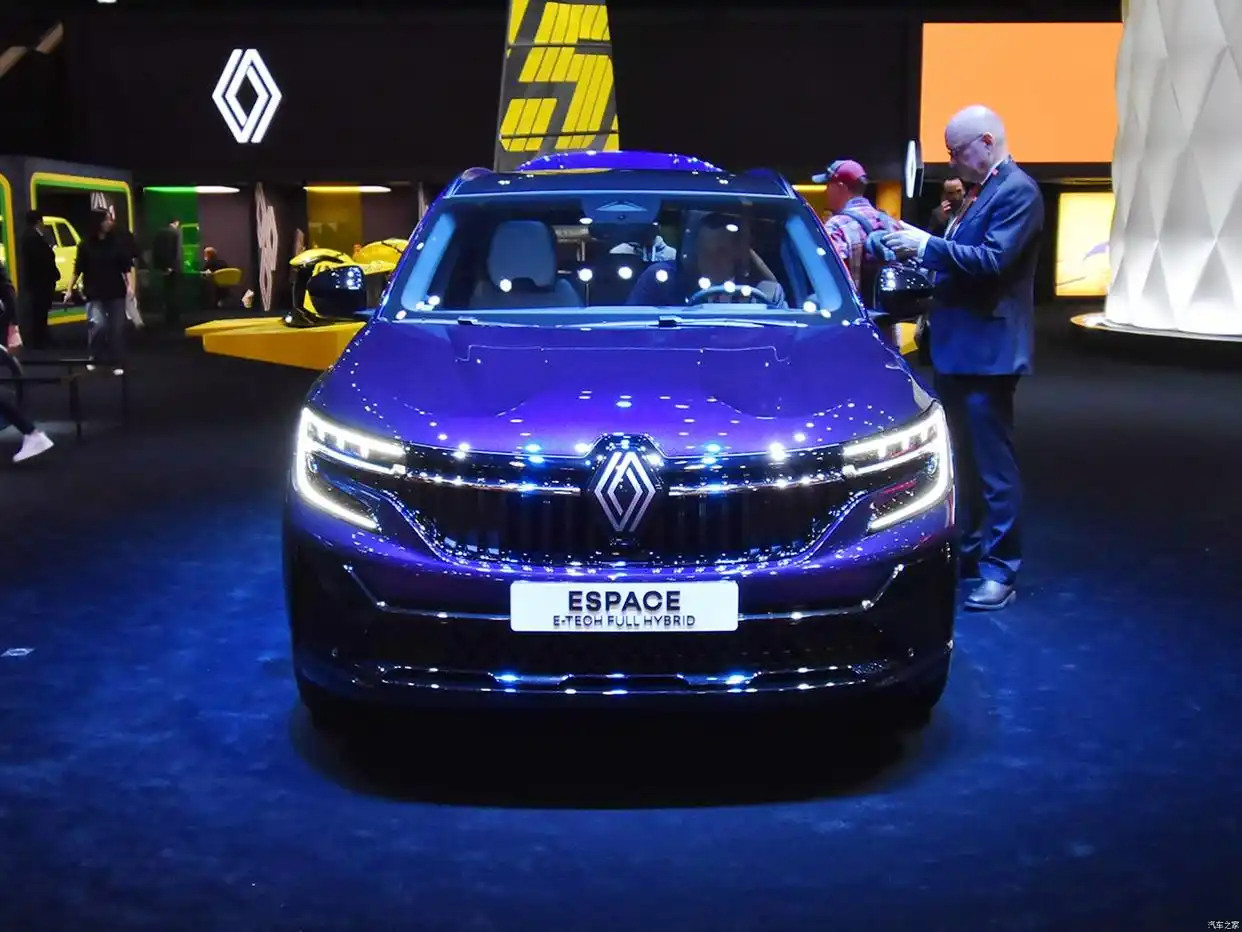 Front view of Renault Espace E-Tech Hybrid SUV