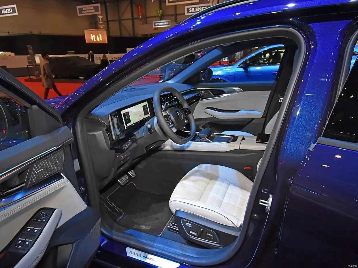 Renault Espace interior with white seats and a digital dashboard