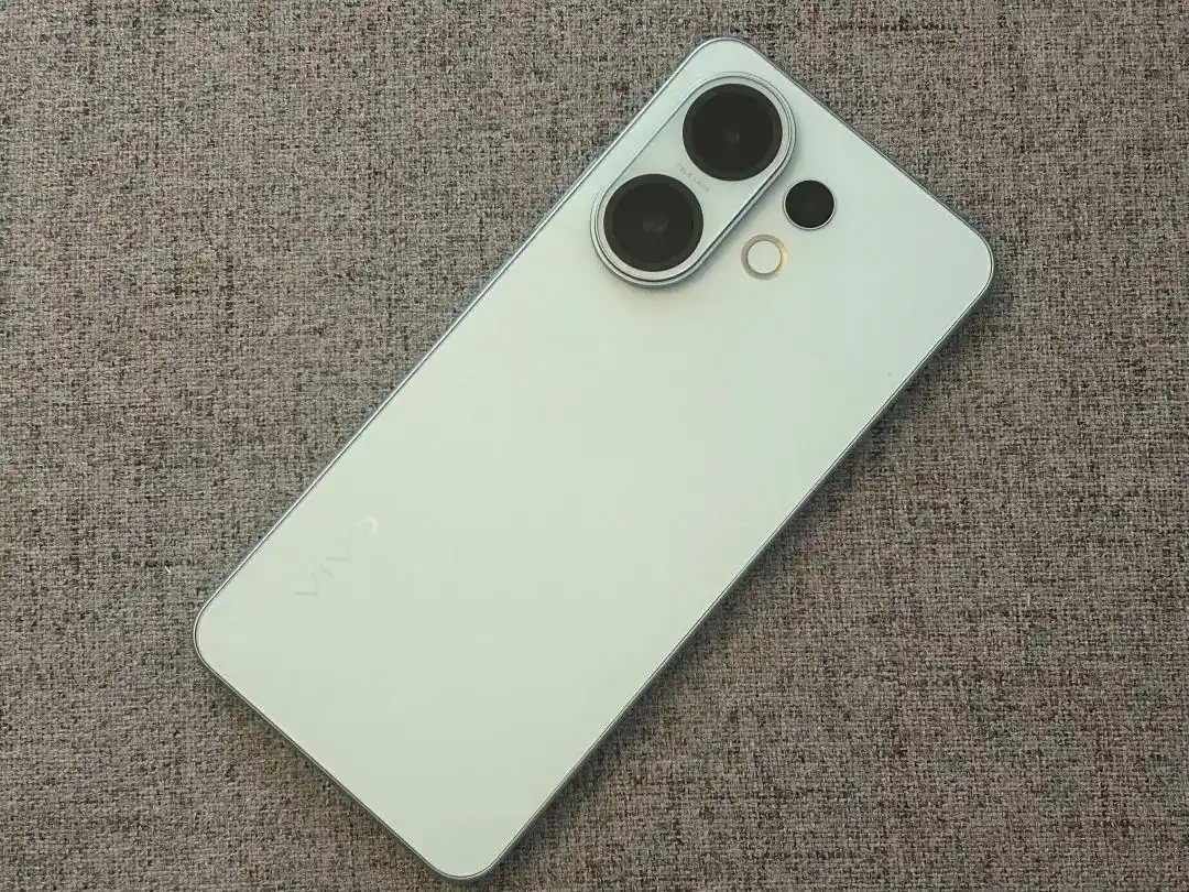 Vivo smartphone rear camera with dual lens setup