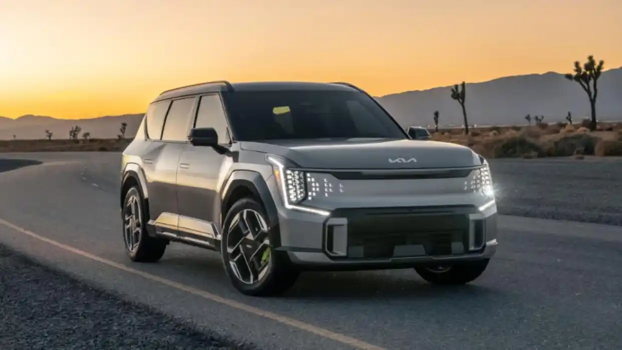 Kia EV9 GT 2025 on highway during sunset