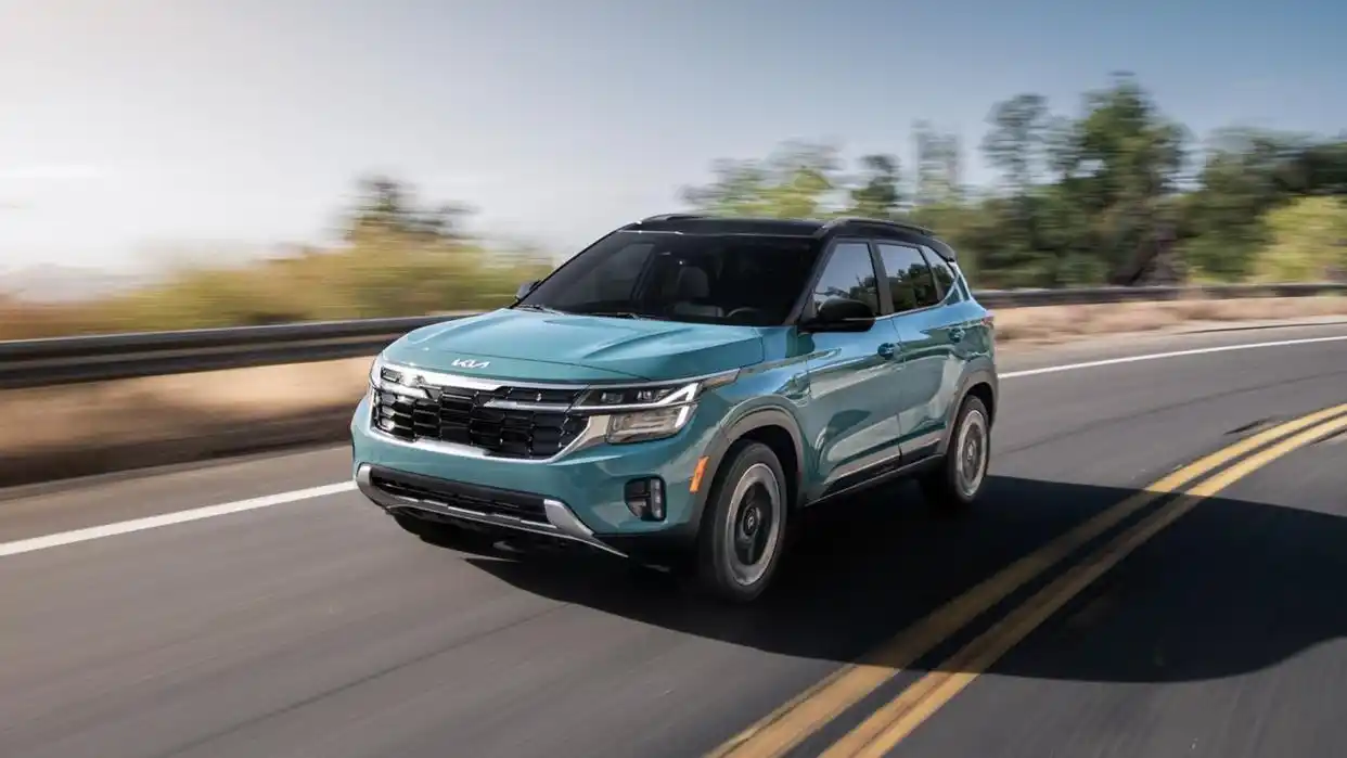 Kia Seltos 2025 SUV driving on open highway