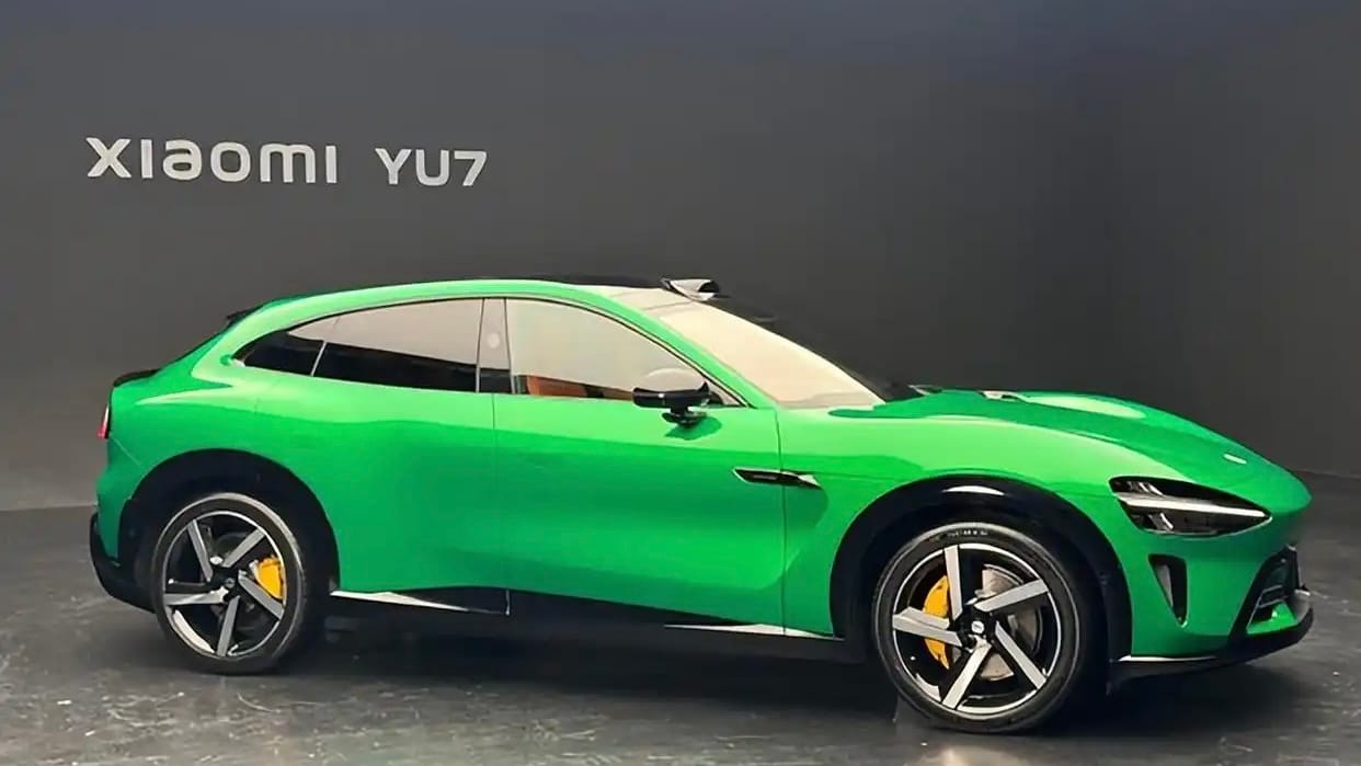 Green Xiaomi YU7 electric vehicle at an event.