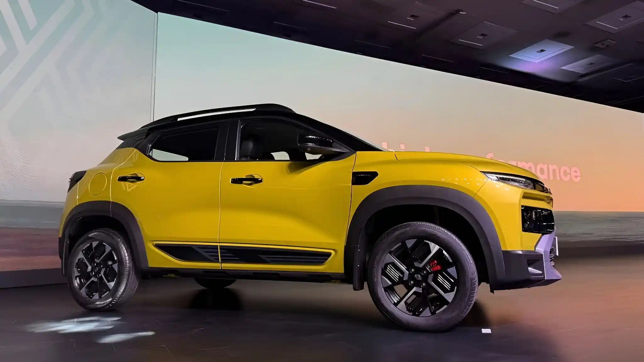 Rear-side view of the yellow 2025 Renault Kiger facelift with a black roof and new 16 inch alloy
wheels.