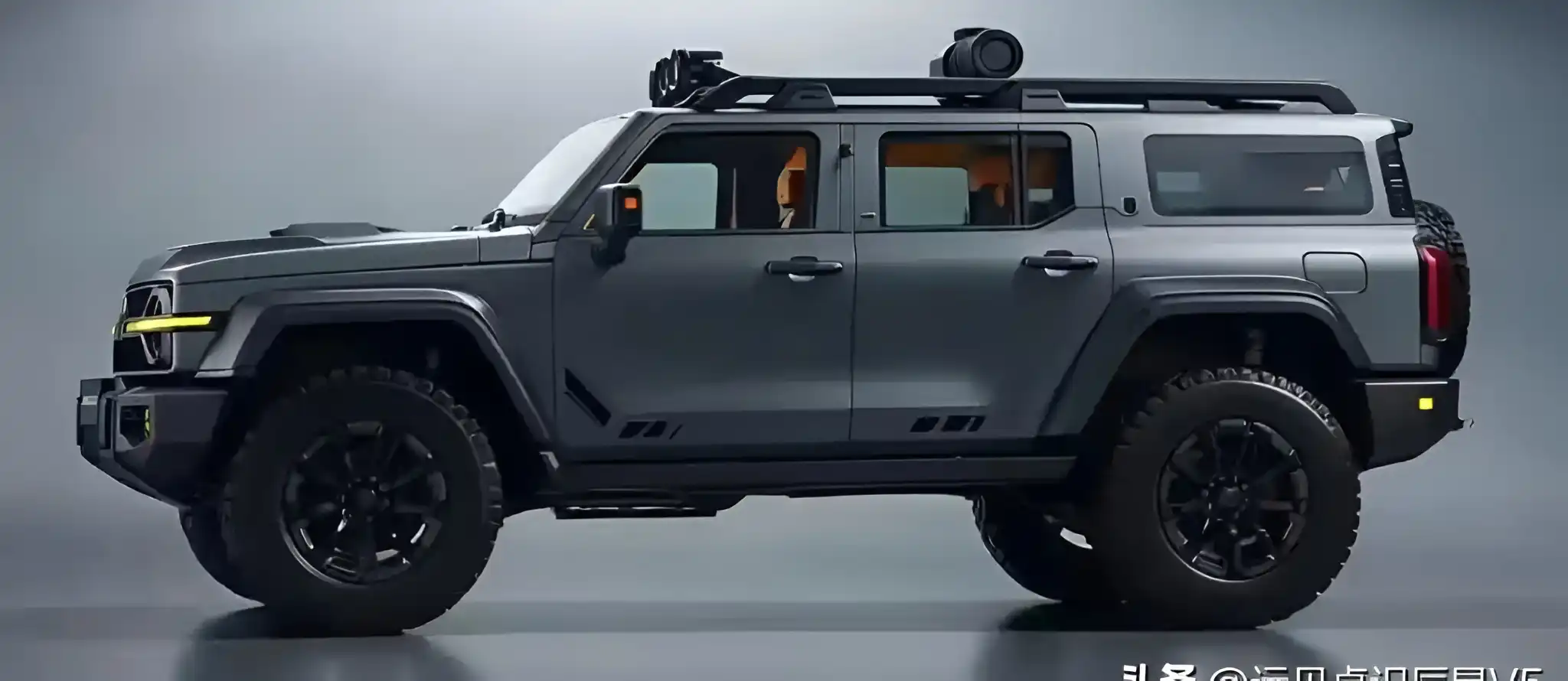 Tank 600 4.0T side profile showcasing rugged off-road SUV design with roof gear, wide tires, and bold stance.